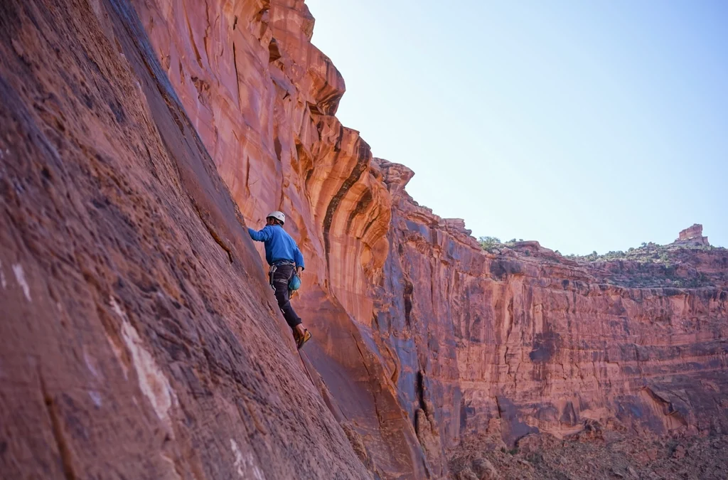 Extreme climber scales side rocky