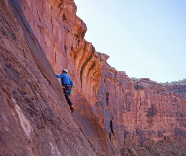 Extreme climber scales side rocky